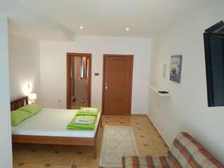 Апартаменты Apartments Villa Čučuk Будва Номер-студио с террасой-3